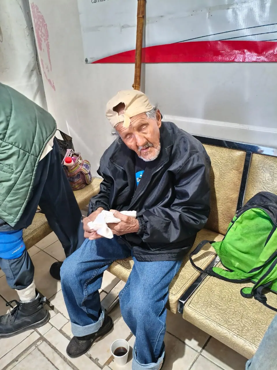 Persona descansando en el área común del albergue