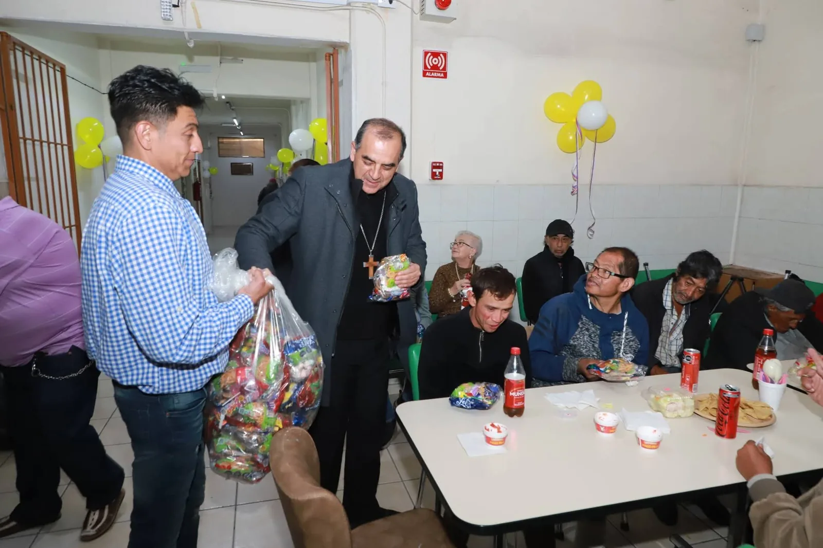 Cena comunitaria en el albergue