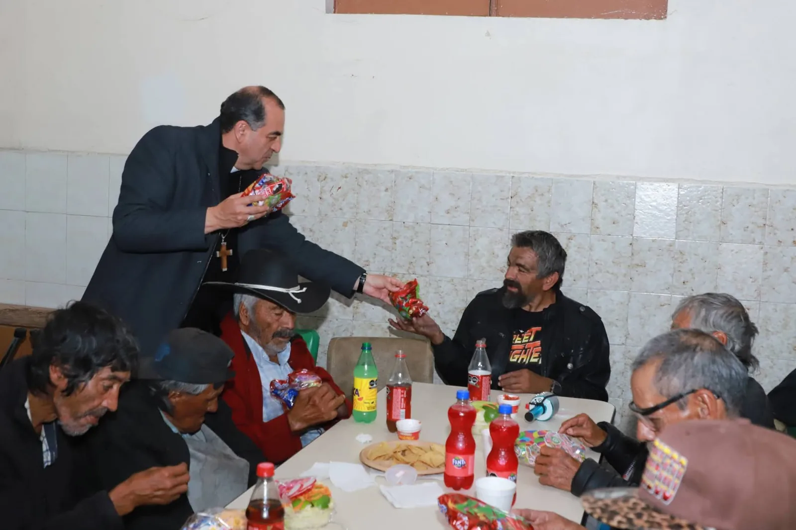 Compartiendo la merienda en el albergue