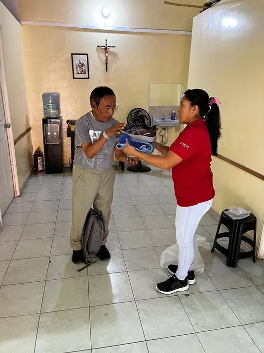 Clasificando ropa donada en el Banco de Ropa