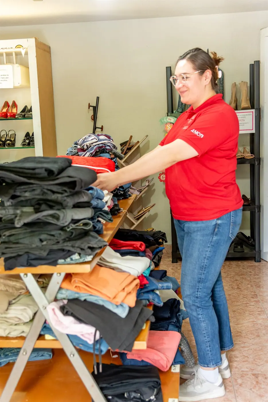 Voluntaria en el Banco de Ropa