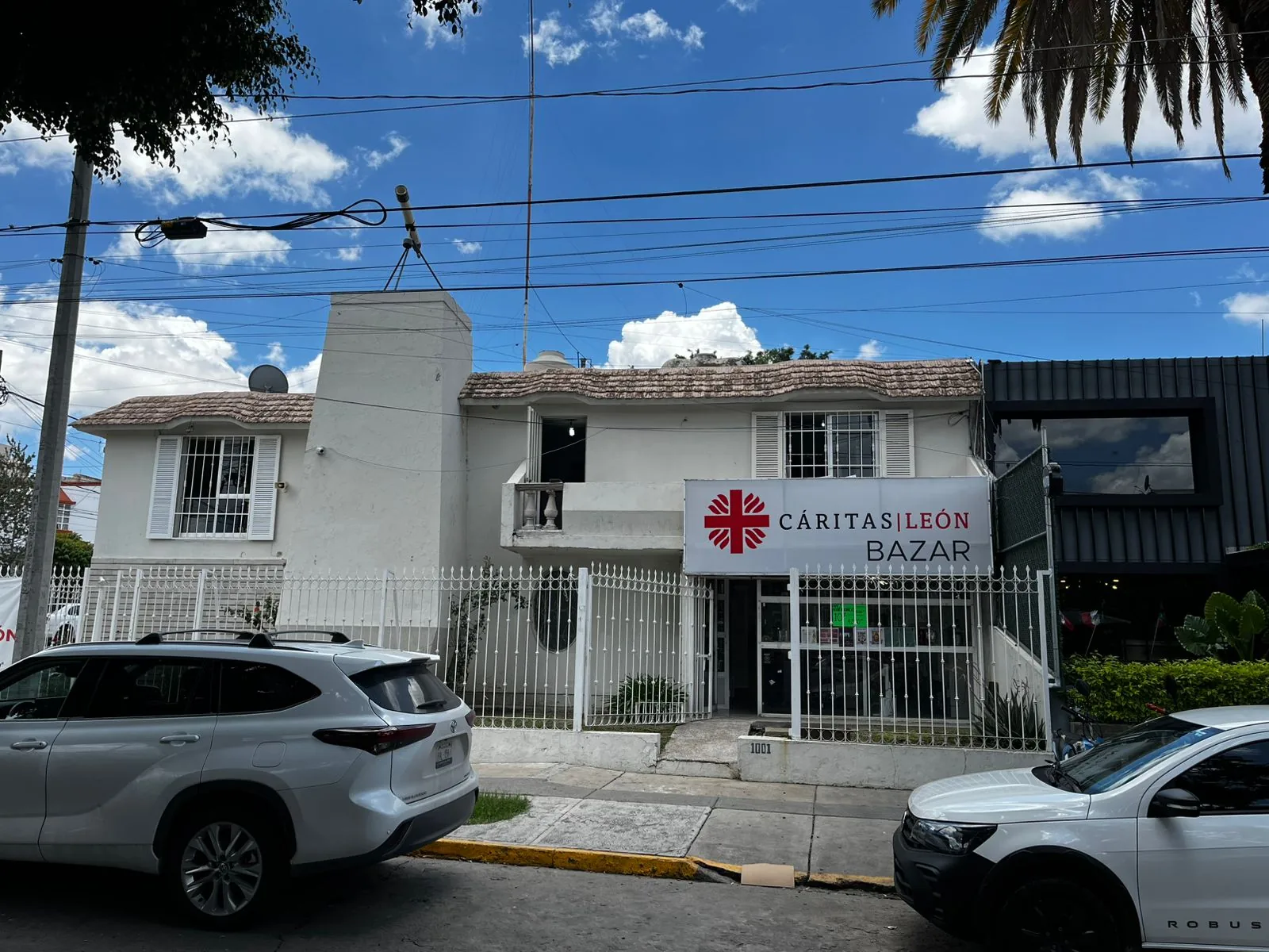 Exterior del Bazar Cáritas Norte