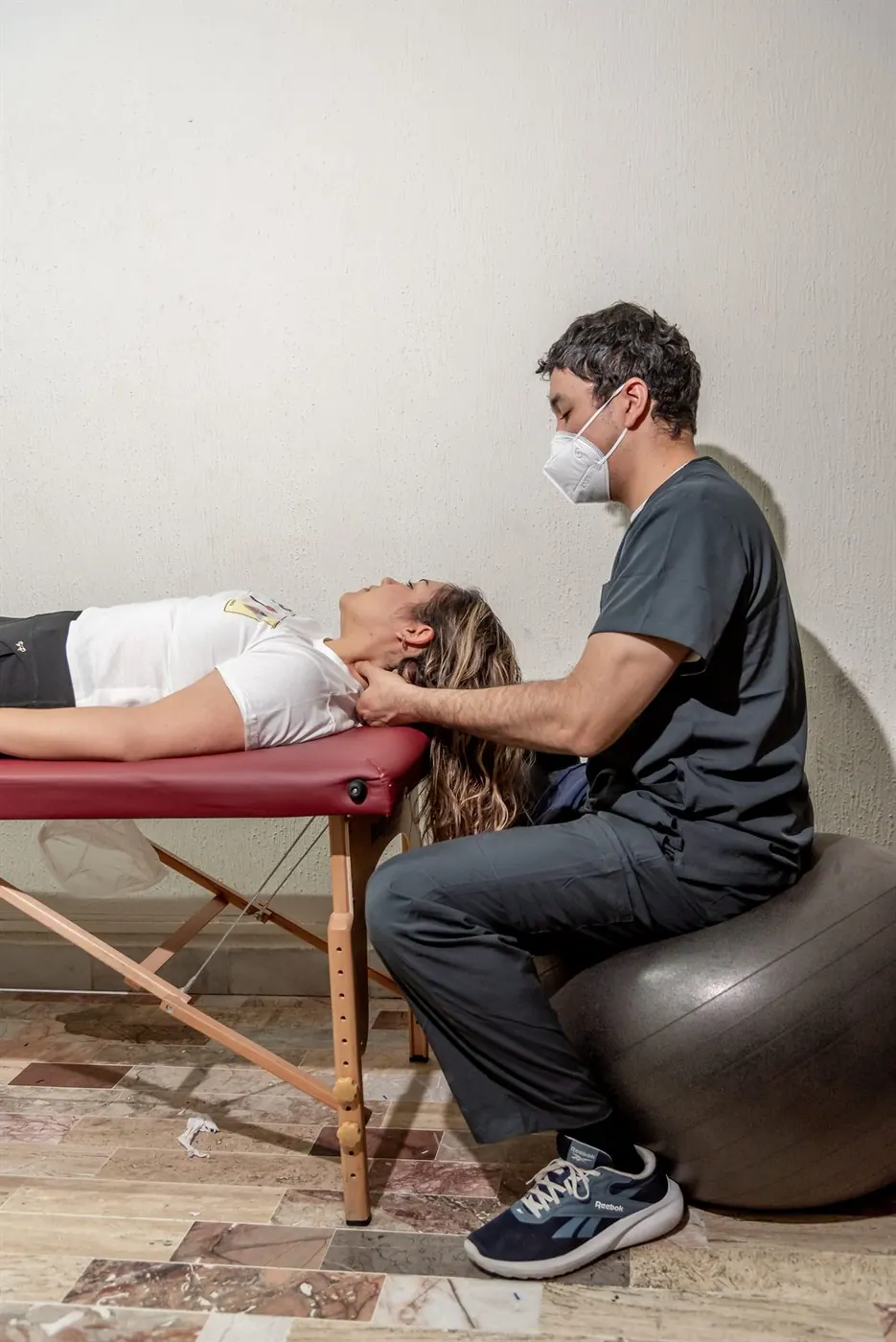 Sesión de fisioterapia en la Clínica Cáritas
