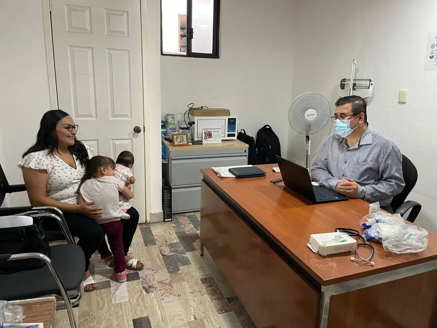 Consulta pediátrica con madre y bebé