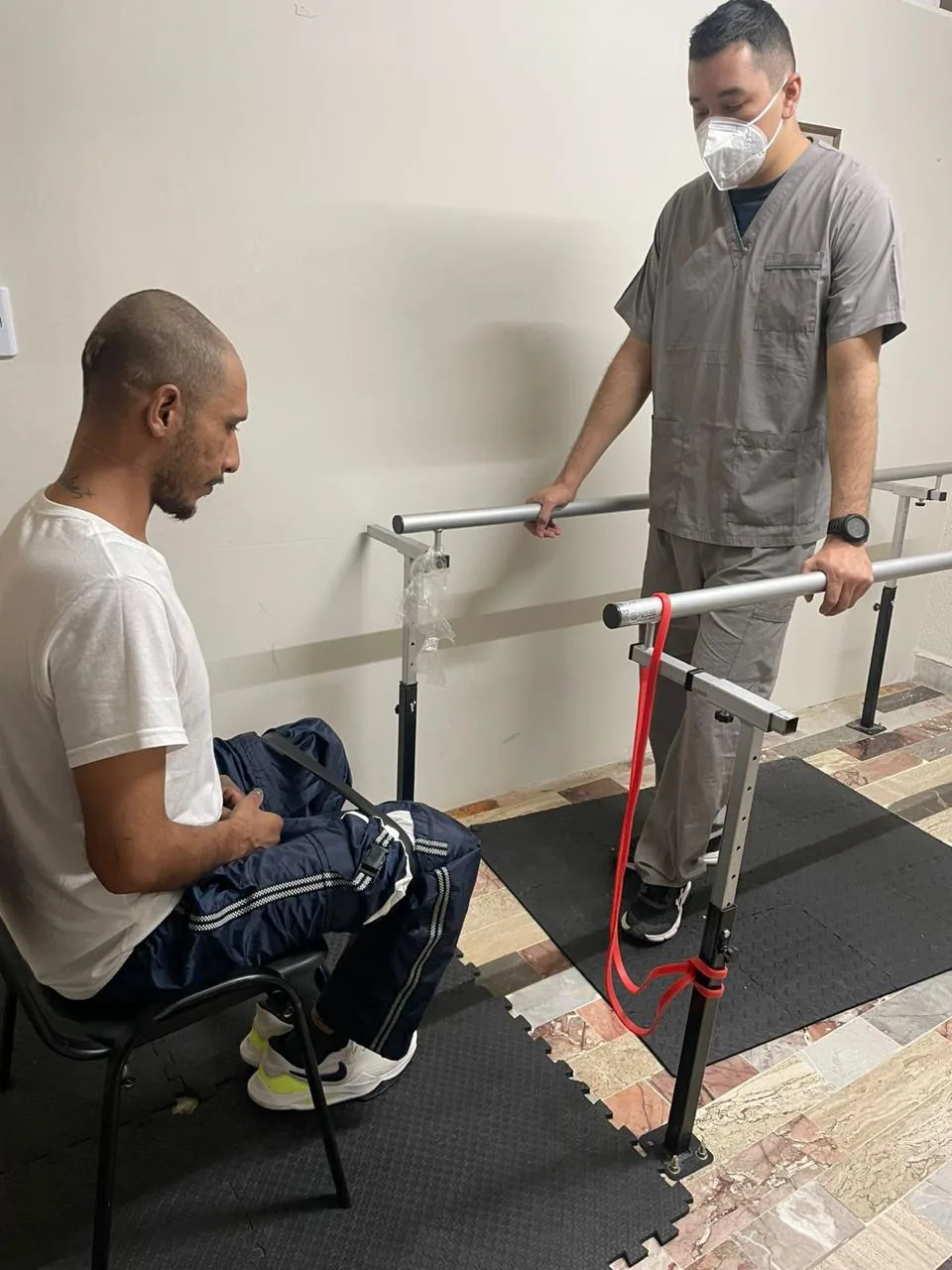 Entrega de silla de ruedas en Servicios Asistenciales