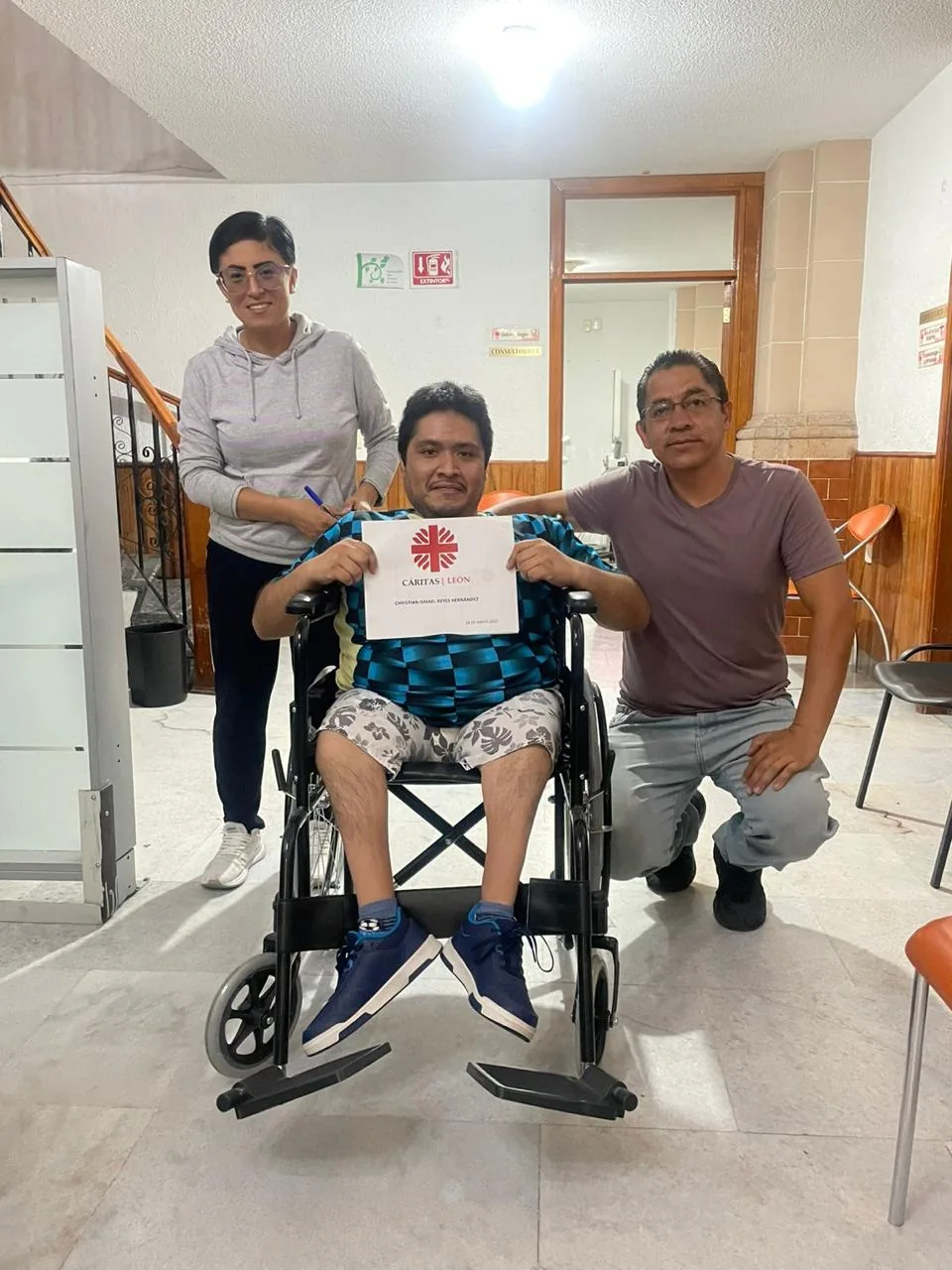 Apoyo en silla de ruedas a un paciente