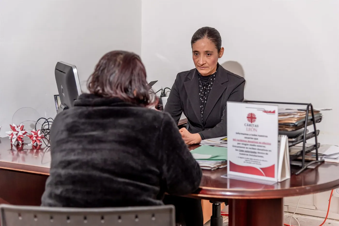 Abogada Cáritas revisando un caso