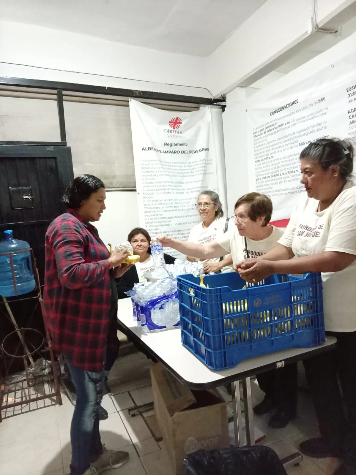 Agentes de Cáritas Parroquial San Miguel atendiendo en el albergue