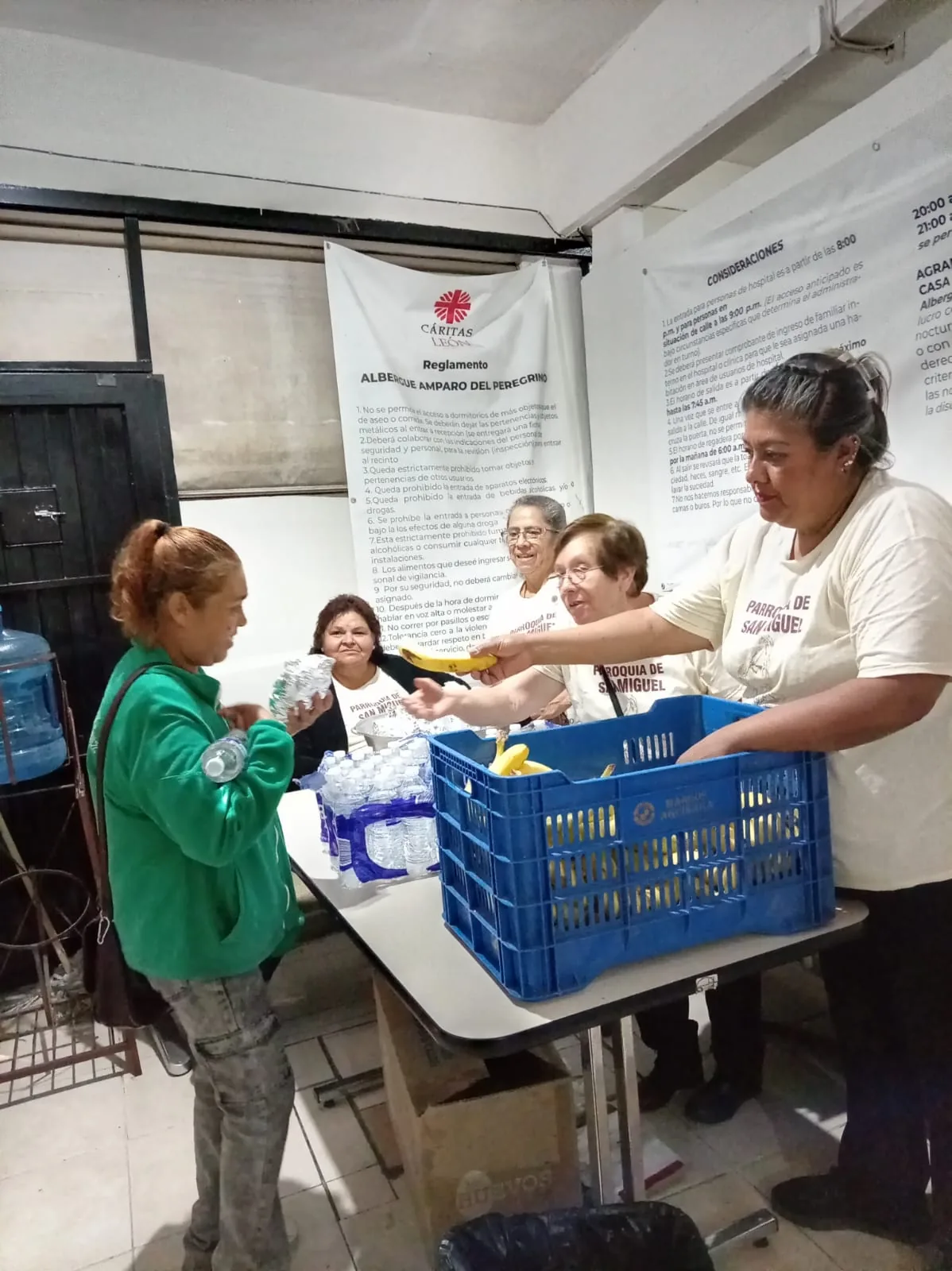 Merienda en el albergue con la Cáritas Parroquial San Miguel
