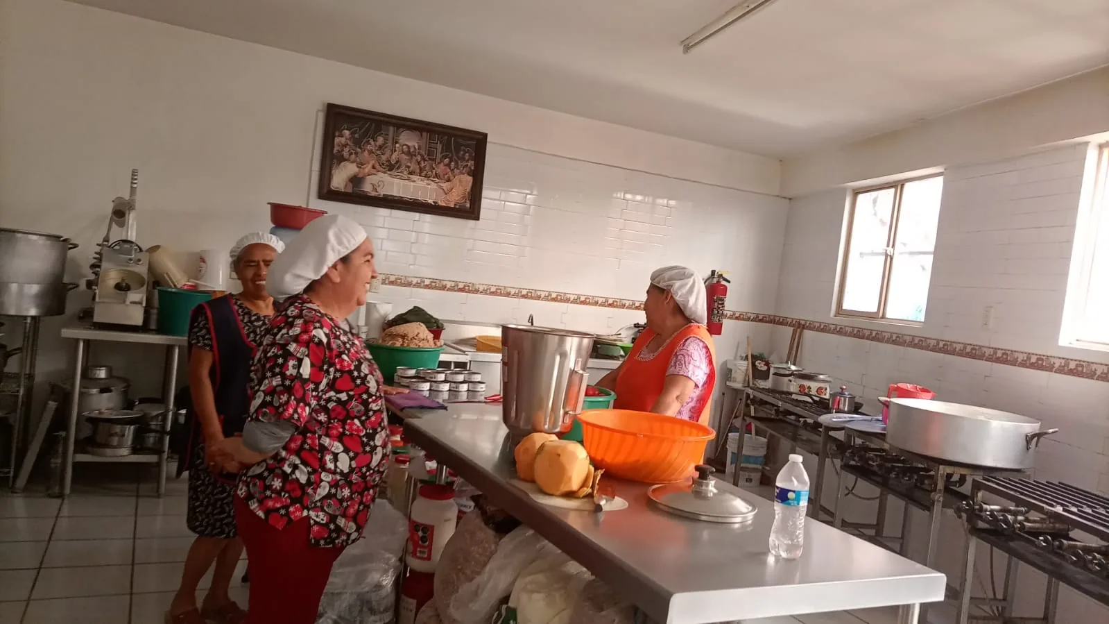 Agentes parroquiales sirviendo la comida en el comedor de la Parroquia Cristo Nuestra Pascua