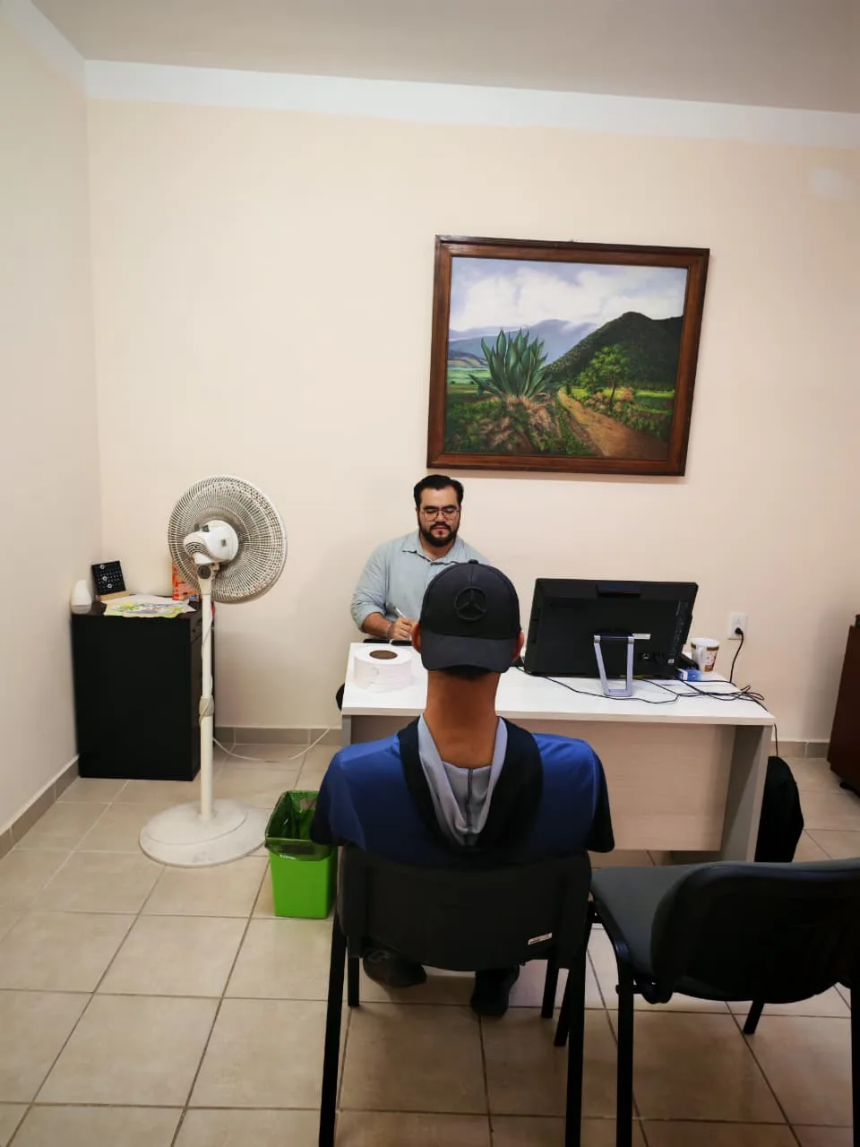 Sesión de terapia psicológica en Cáritas