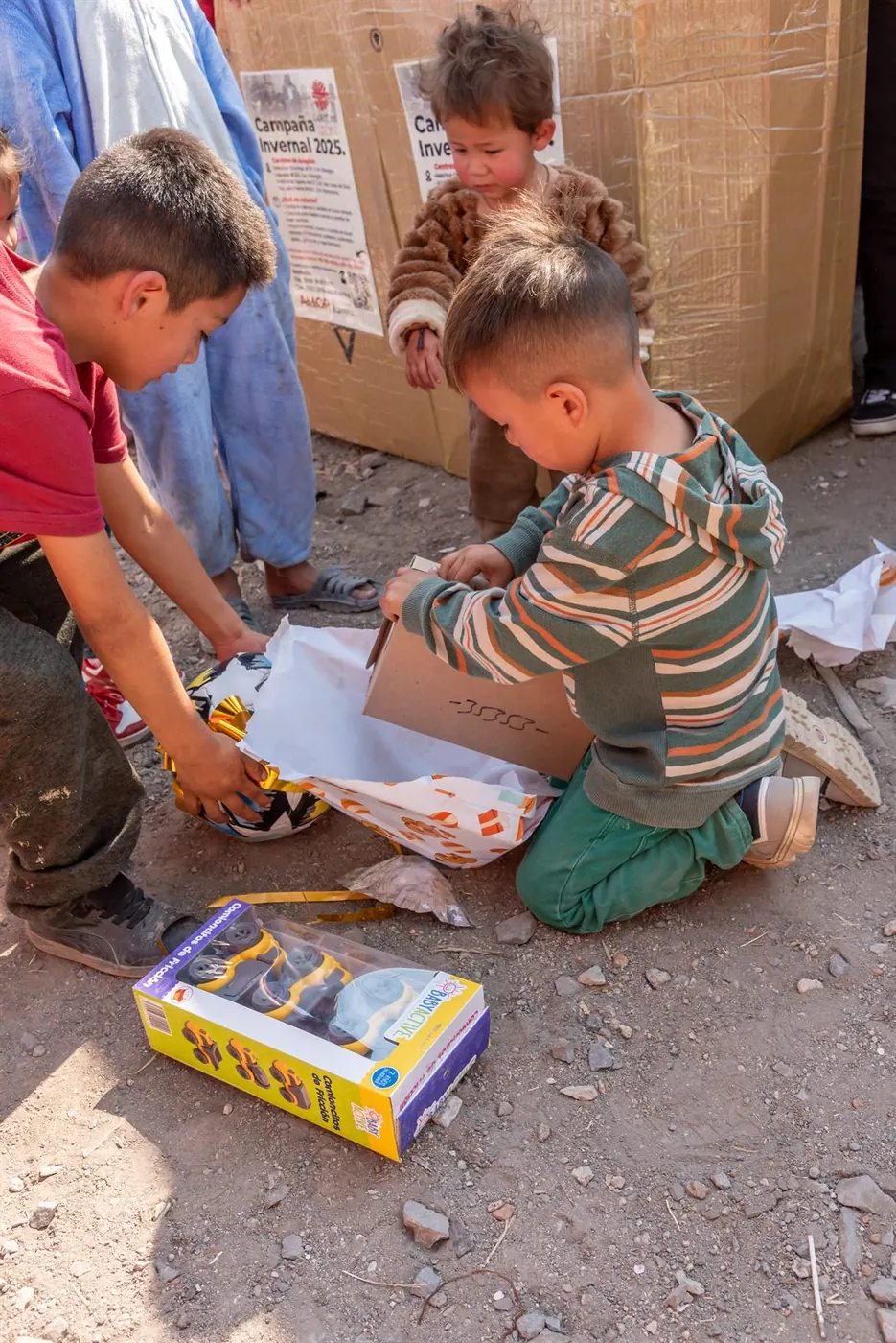Niños recibiendo sus regalos