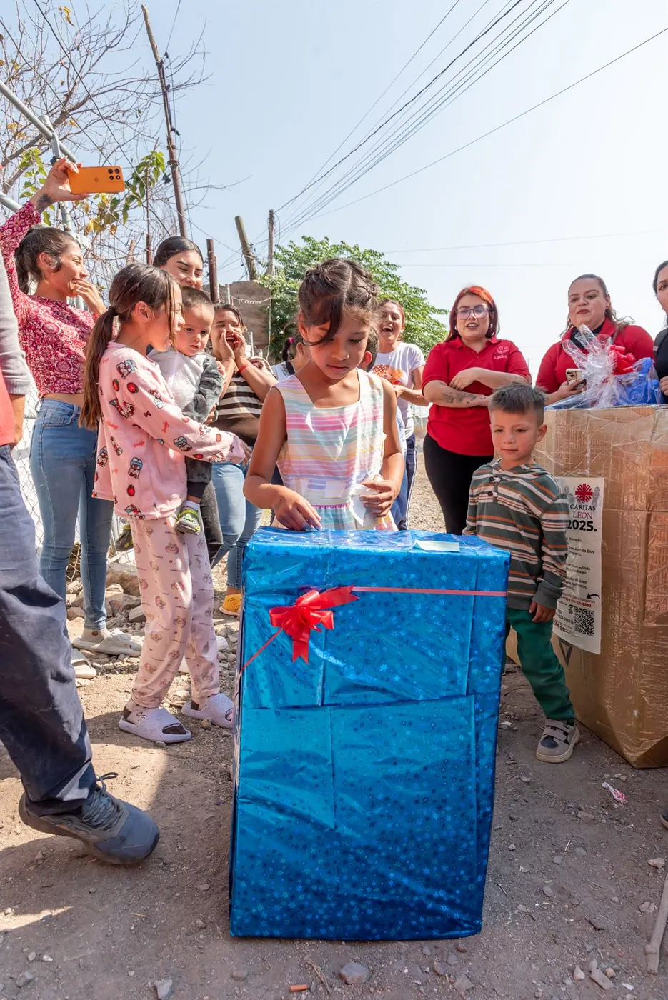 Voluntarias Cáritas repartiendo regalos