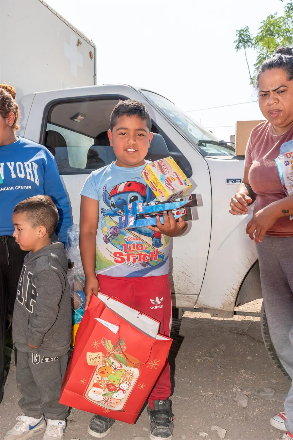 Niños felices con sus regalos