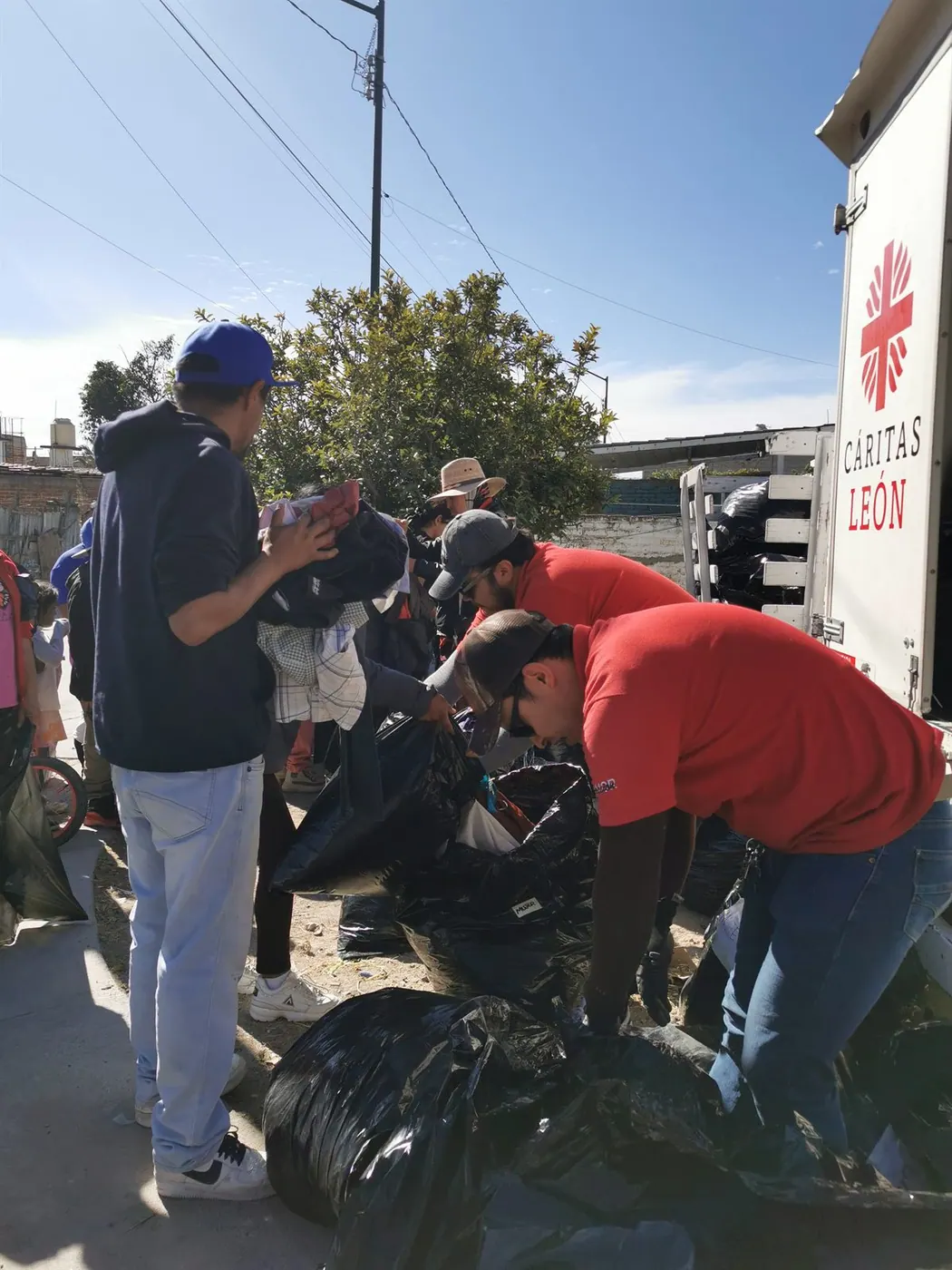 Organizando entrega desde el camión de Cáritas León