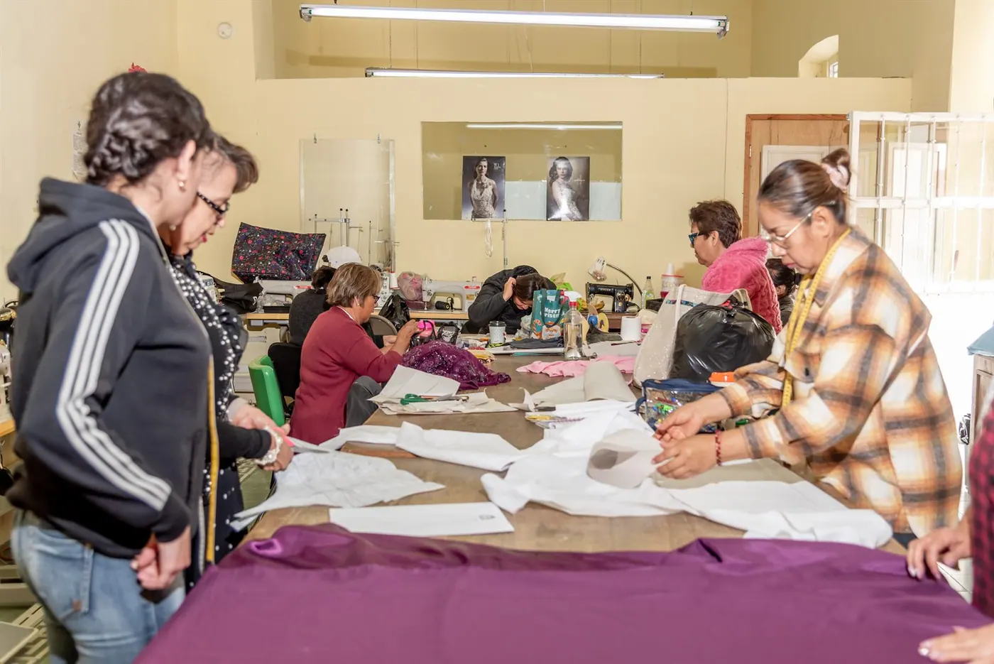 Instructora guiando a alumnas