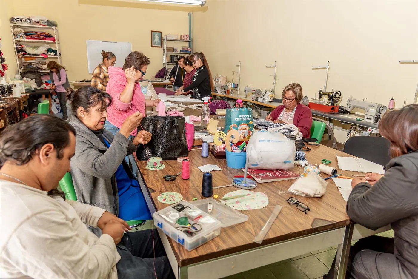 Mesa de trabajo en taller Cáritas