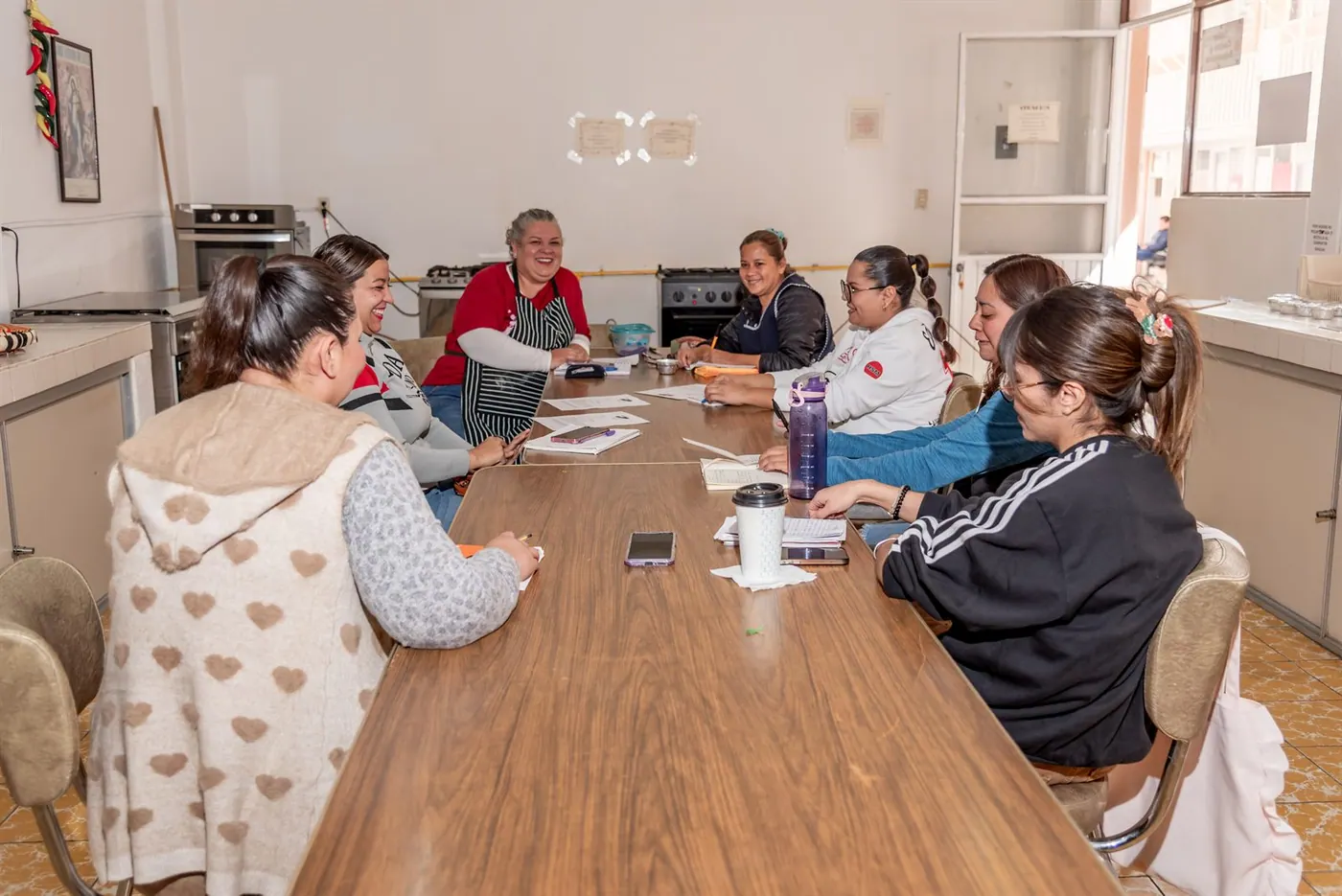 Alumnos trabajando en el taller