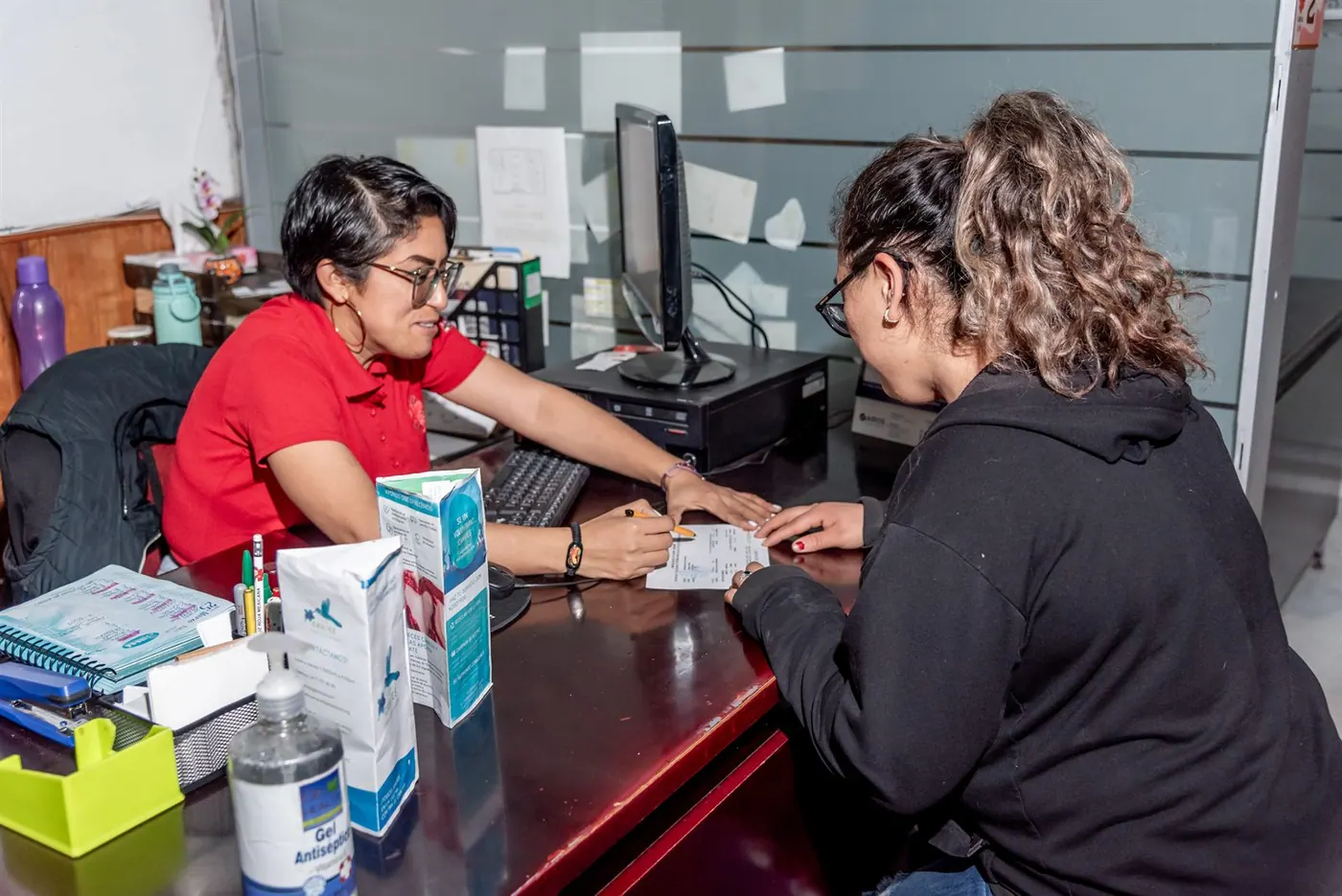 Trabajadora social atendiendo a usuaria