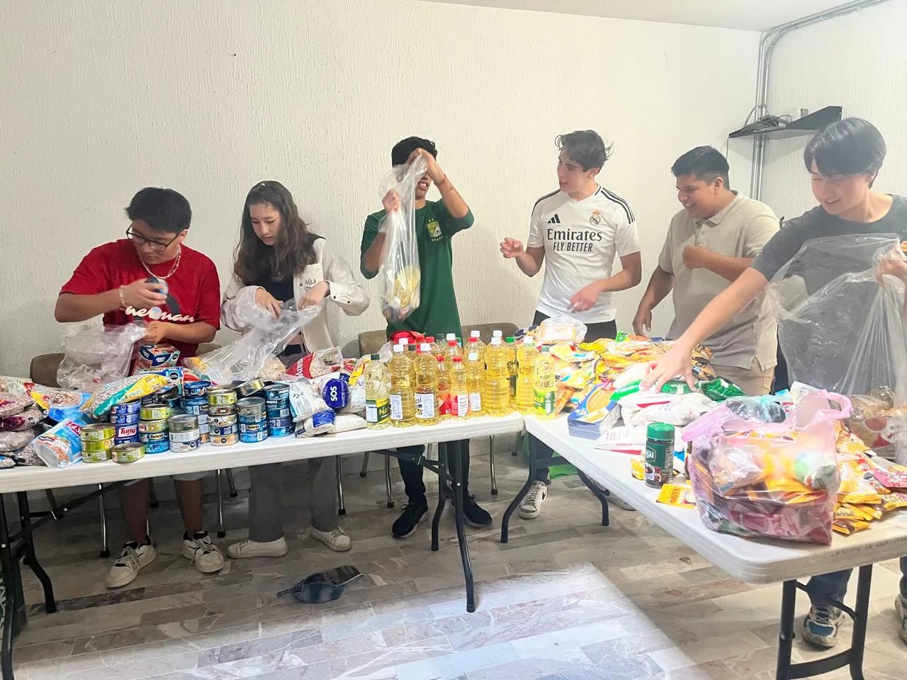 Voluntarios Cáritas en jornada de apoyo