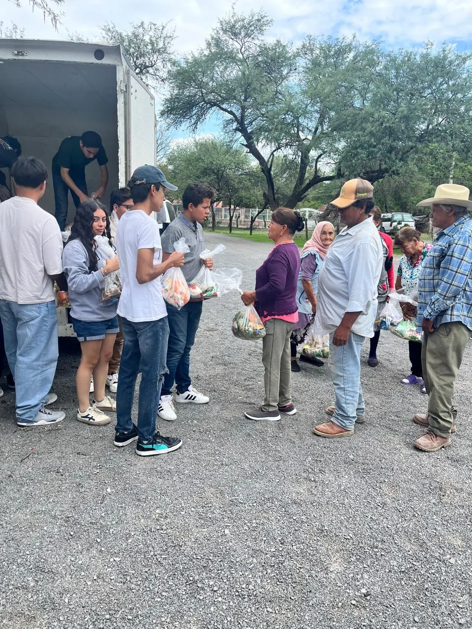 Jóvenes voluntarios de Cáritas