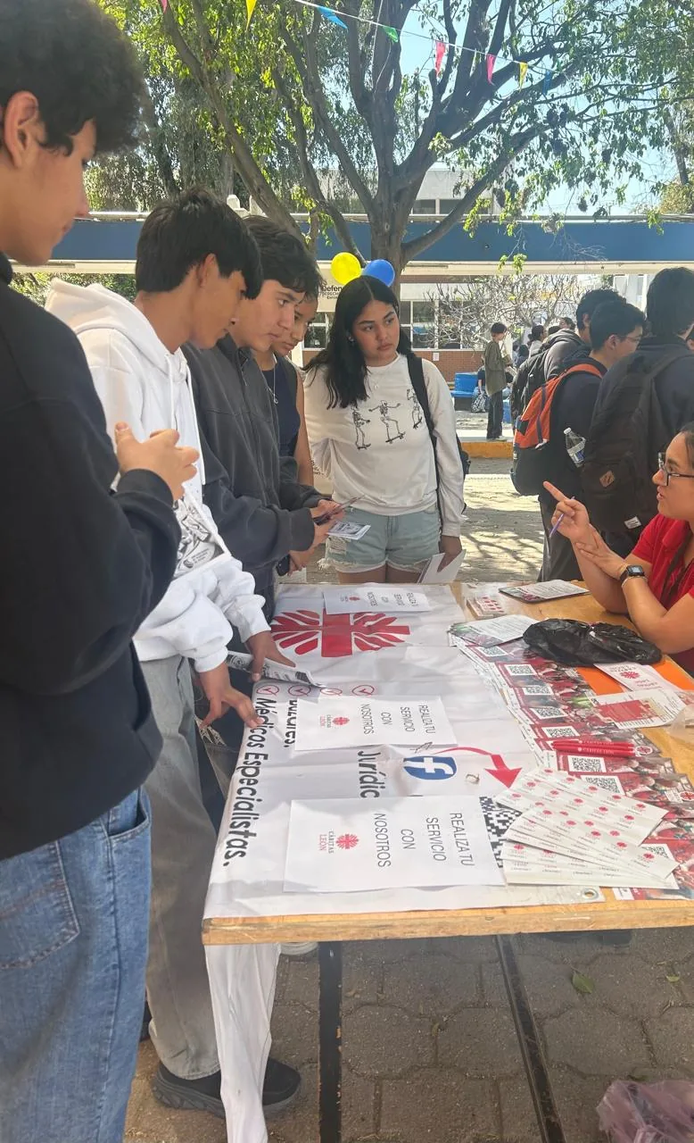 Familias y voluntarios en una jornada comunitaria
